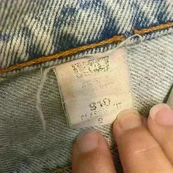 Levi’s 910 distressed shorts 3” seam - Picture 2 of 3